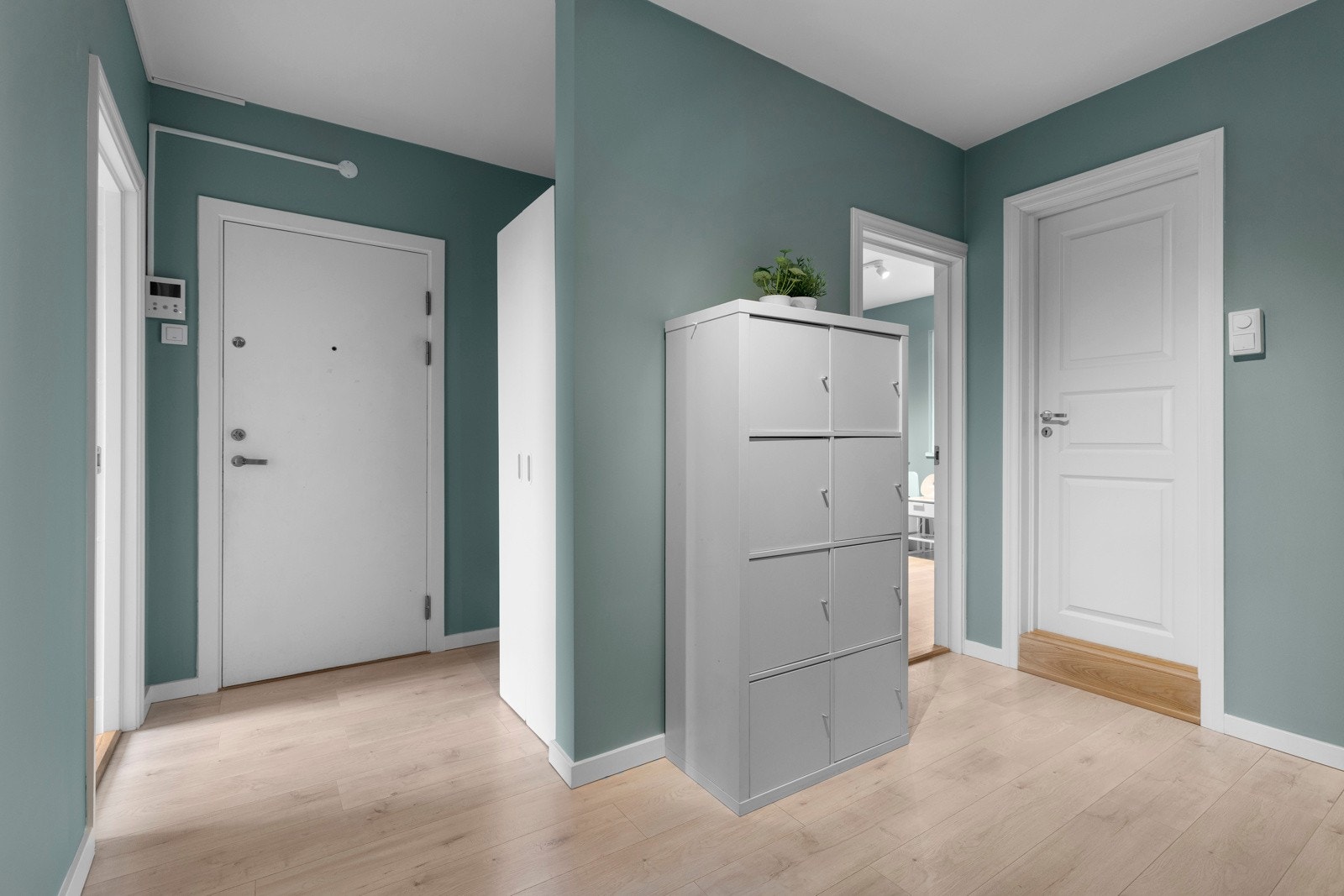 Entreen er praktisk utformet, som legger til rette for gode oppbevaringsmuligheter i både krok og skap Galleribilde