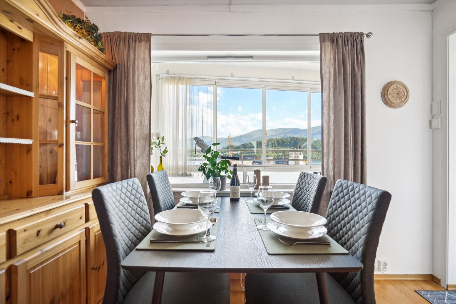 Romslig stue med god plass til inndeling av spisestue og sofagruppe etter ønske og utgang til inne- glasset balkong Galleribilde