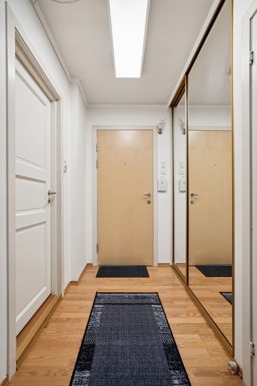 Gang med skyvedørsgarderobe Galleribilde