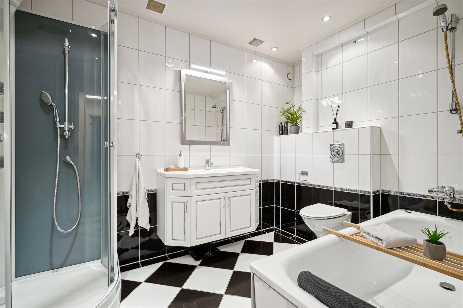 Romslig bad med badekar, dusj, varmekabler i gulv og opplegg for vaskemaskin& tørketrommel Galleribilde