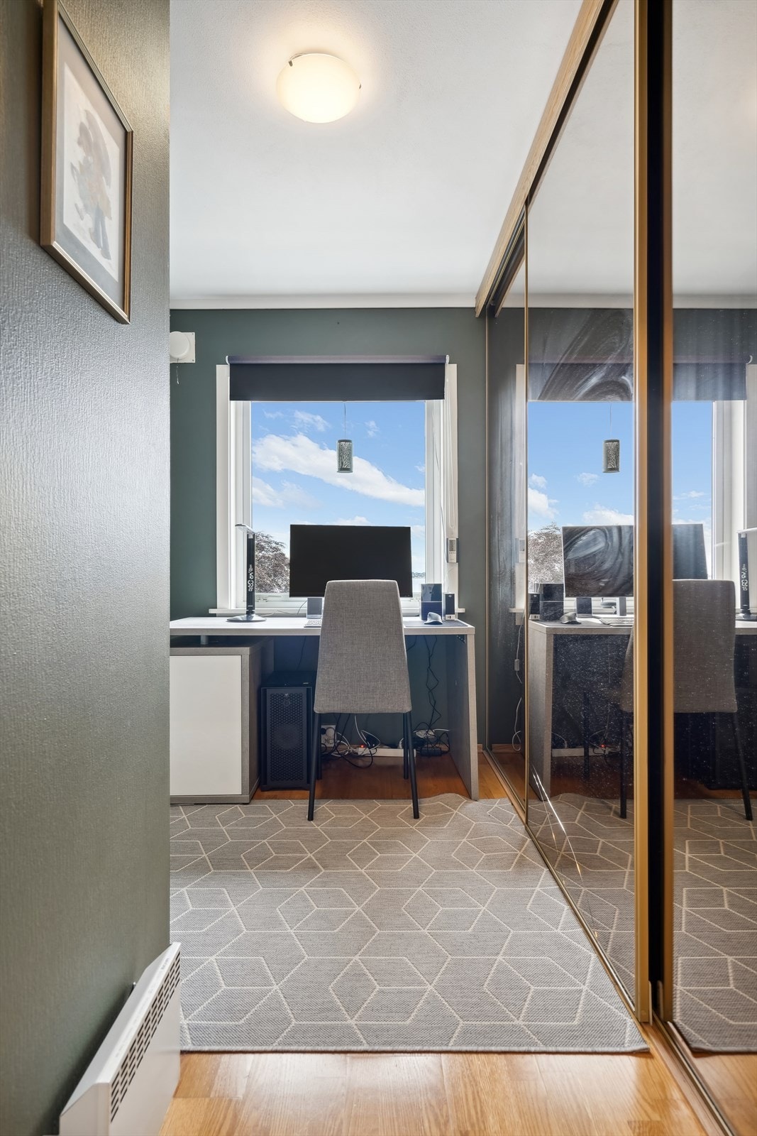 Soverom med skyvedørsgarderobe Galleribilde