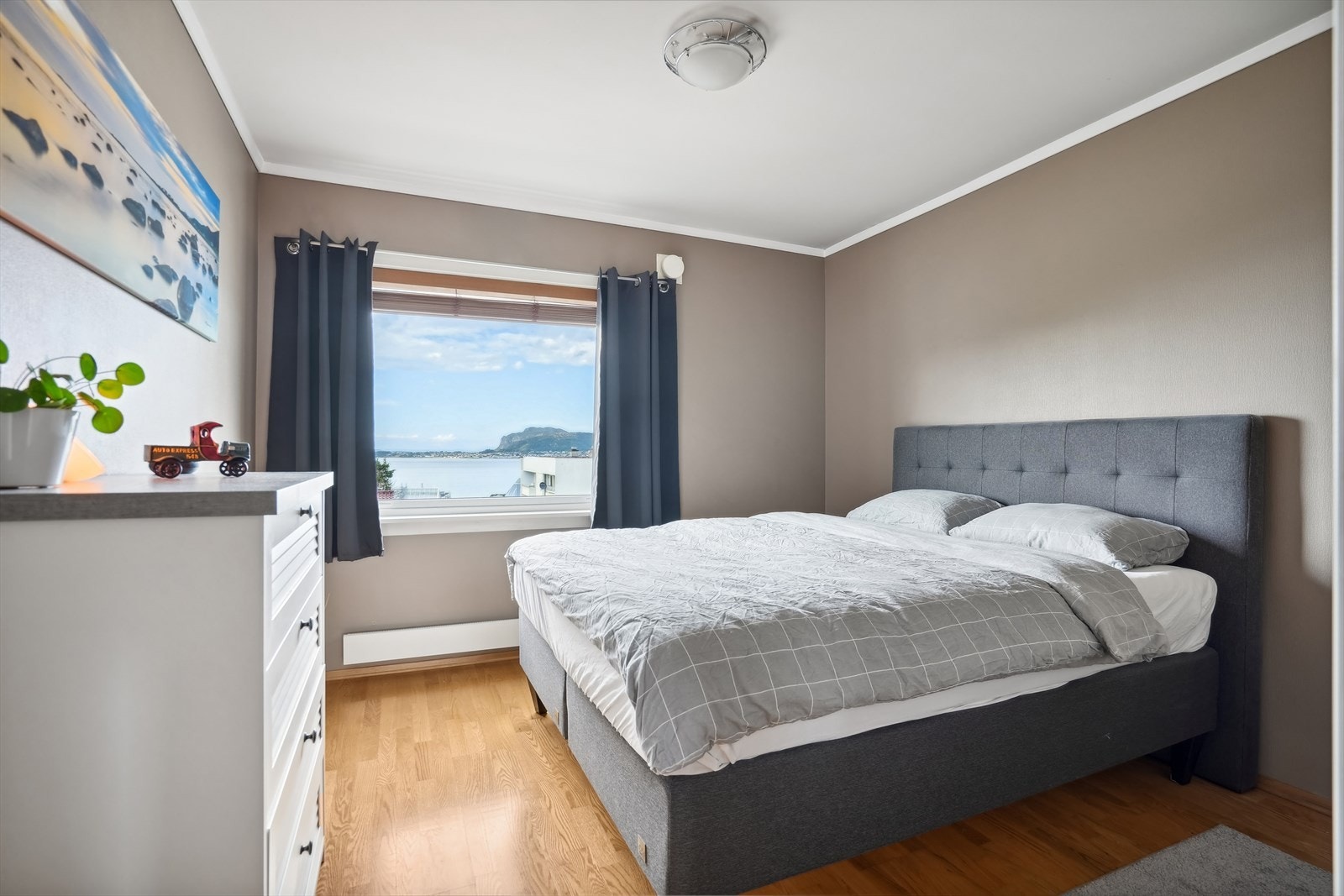 Romslig soverom med nordvent utsikt Galleribilde