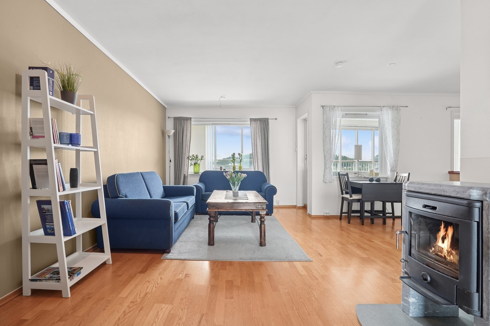 Leiligheten kan by på en fin planløsning med utsikt mot syd fra stue og nord fra soverom Galleribilde