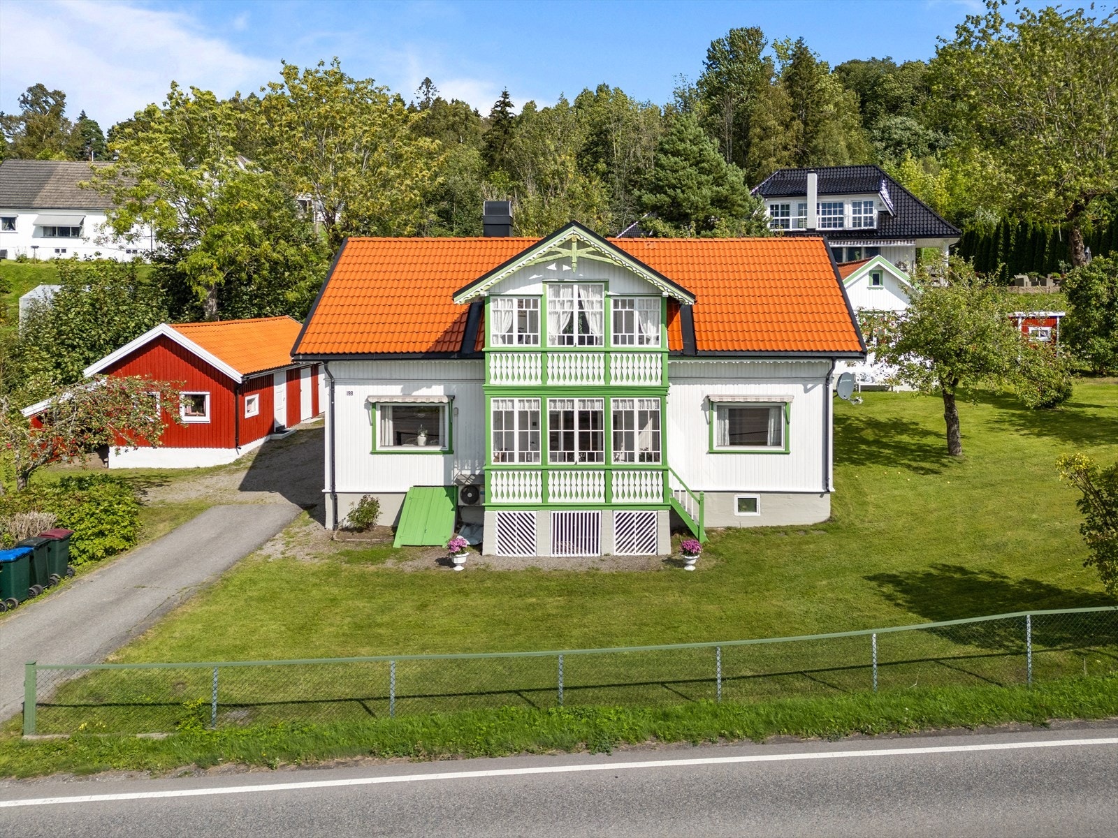 Eiendommen består av enebolig, anneks, boder med sommerstue og enkel garasje. Galleribilde