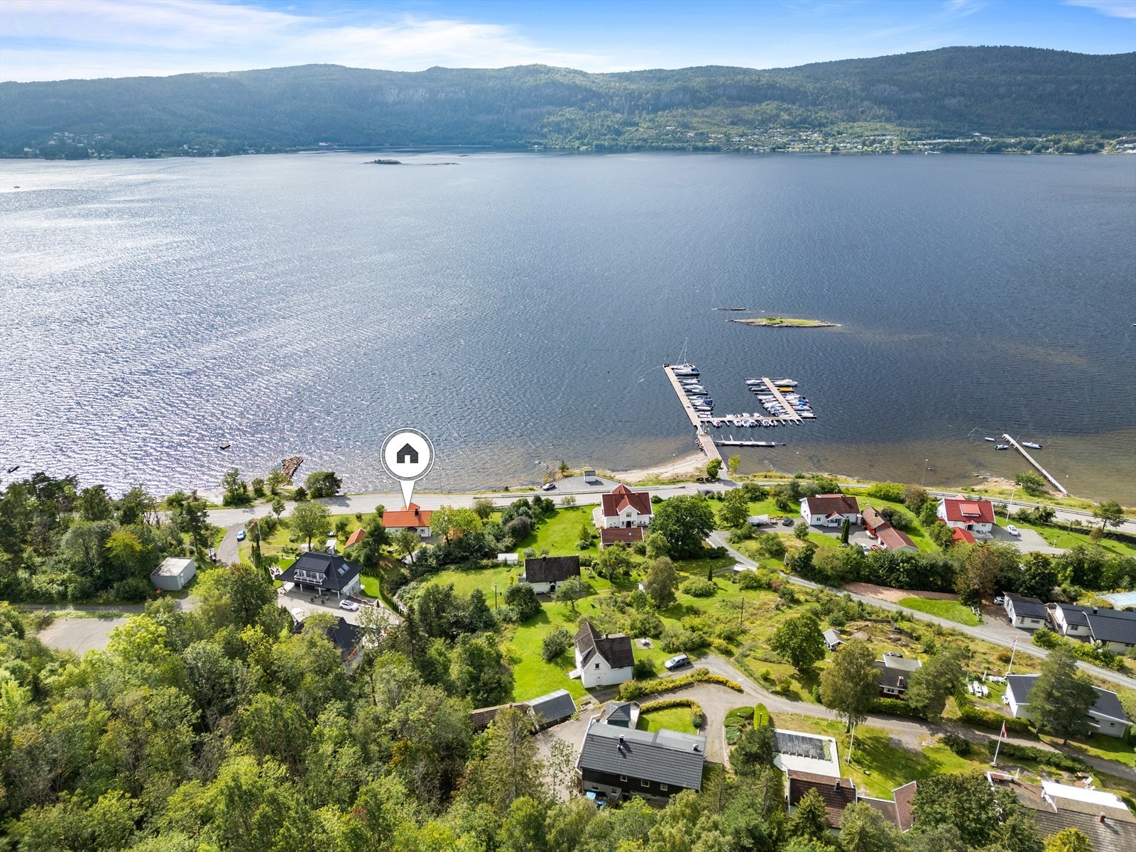 Eiendommen har fantastisk beliggenhet på Bekkestranda med umiddelbar nærhet til sjøen med bademuligheter, kyststi og fiske. Galleribilde
