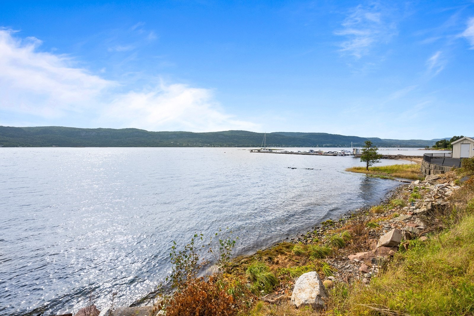 Egen strandparsell på nedsiden av eiendommen som man deler bruk sammen med nabo på baksiden. Galleribilde