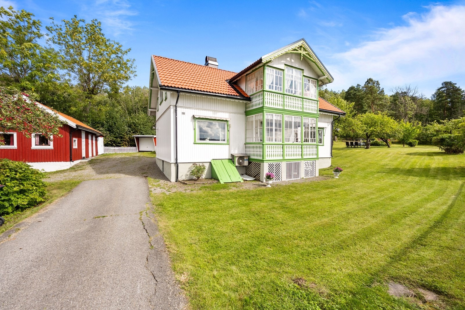 Bebyggelsen er av eldre dato (oppført ca. 1850) og selges som et restaureringsobjekt. Galleribilde