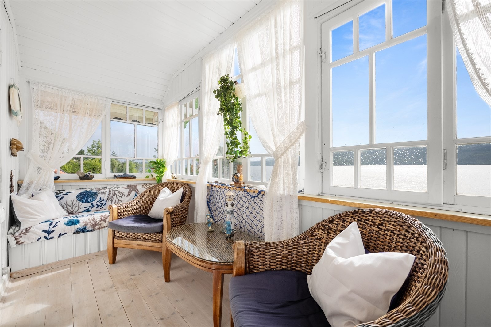 Innebygget glassveranda - her kan man kose seg i godstolen med en god bok... Galleribilde