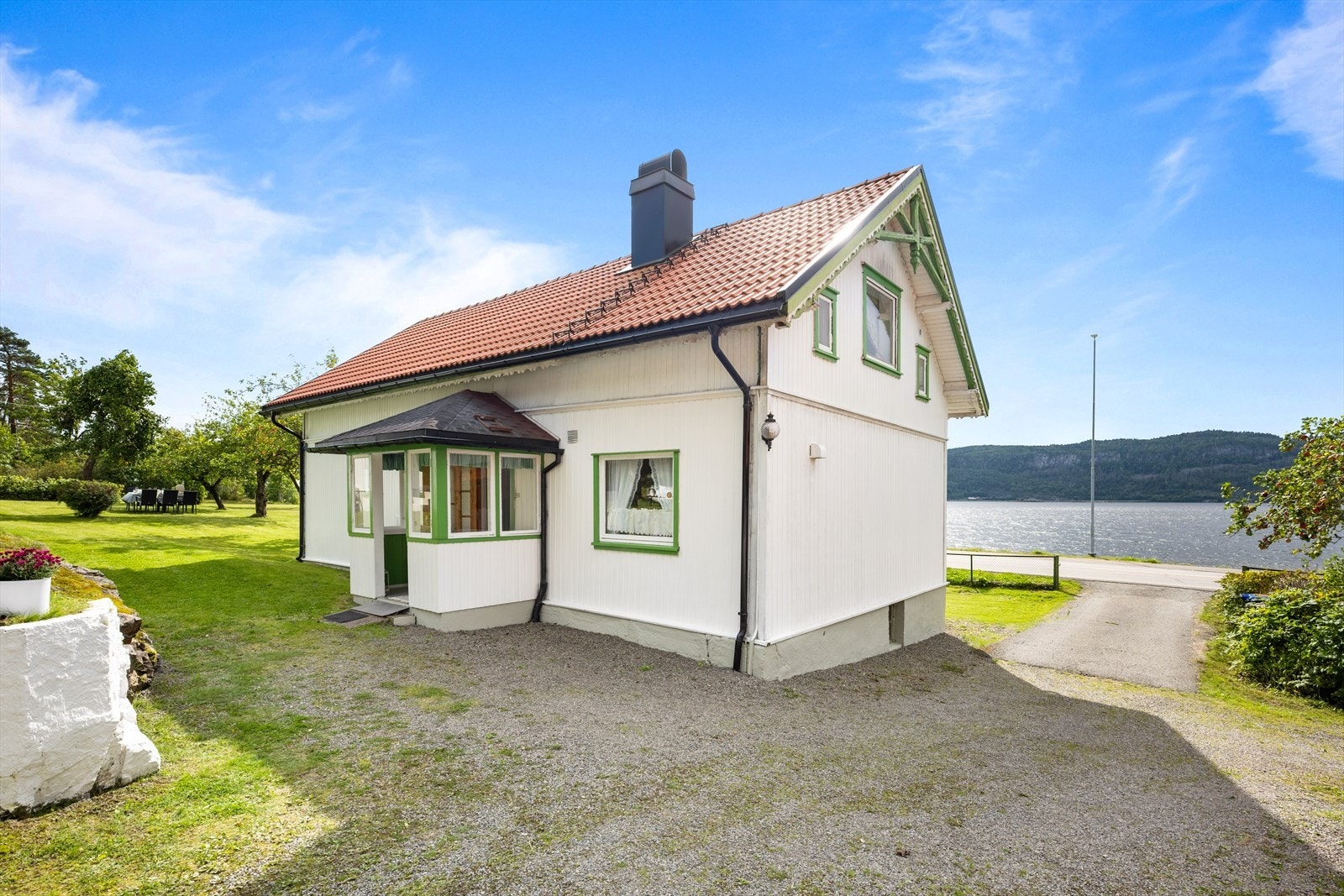 Parkering i egen gårdsplass, garasjer og carport. Galleribilde