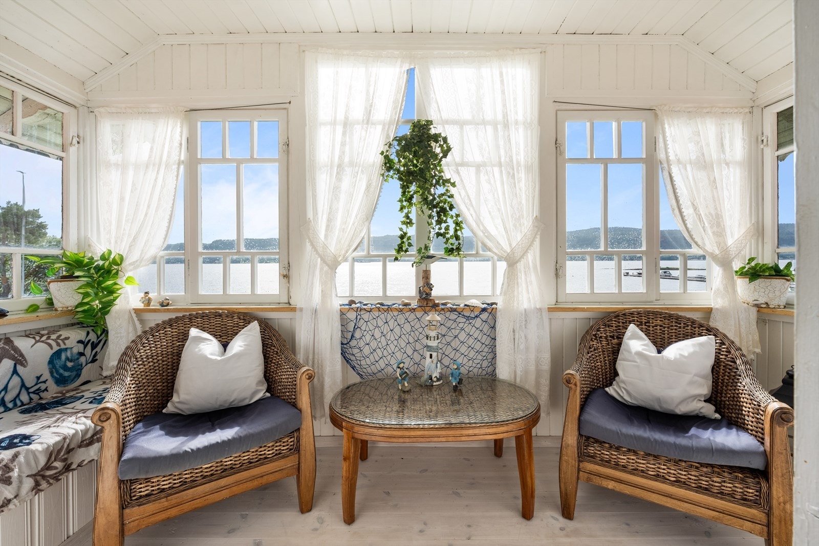 Innebygget glassveranda med panoramautsikt mot sjøen. Galleribilde