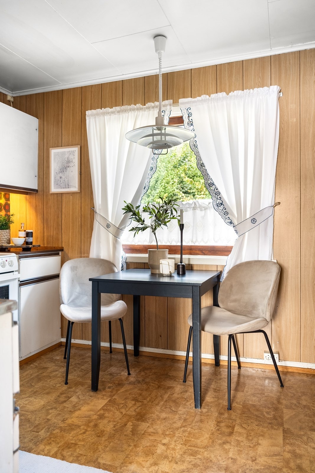 Hyggelig spiseplass ved vinduet. Galleribilde