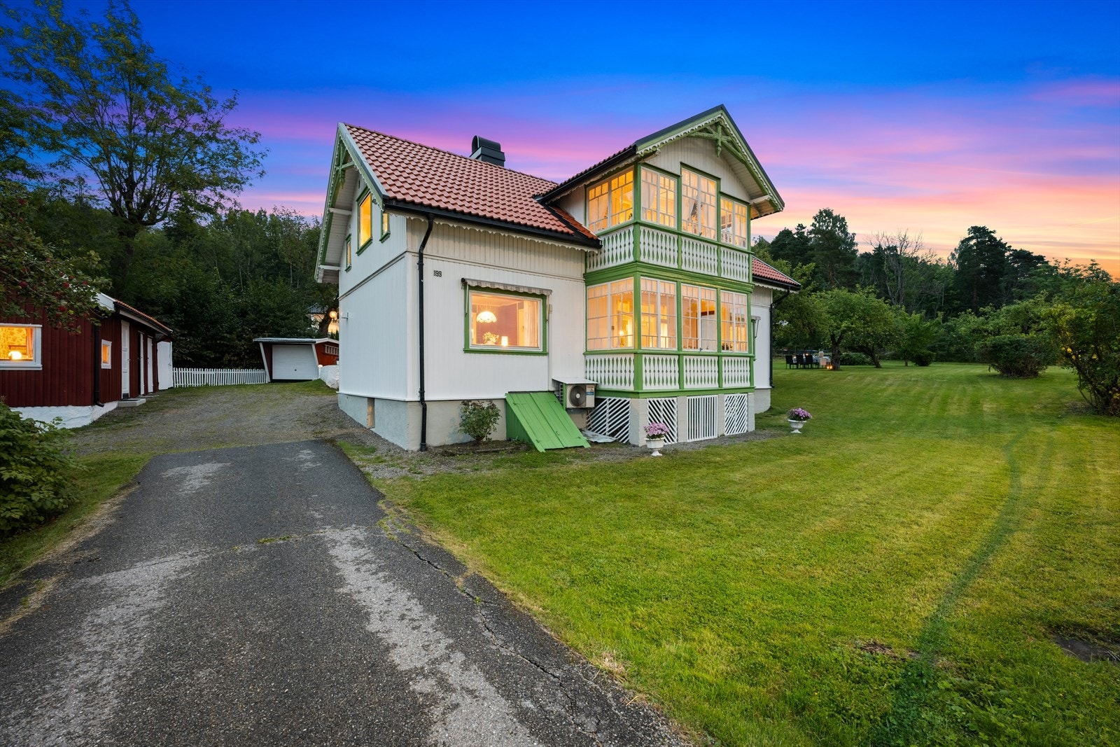 Eiendommen består av enebolig, anneks, boder med sommerstue og enkel garasje. Galleribilde