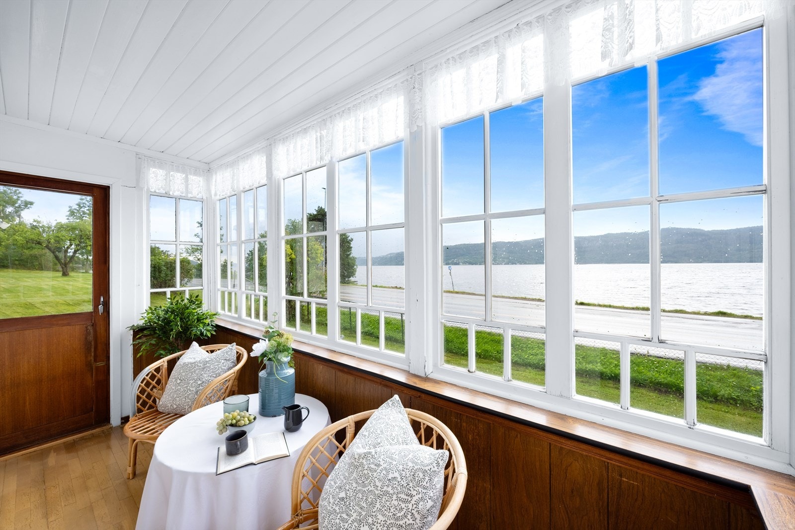 Fra glassverandaen er det videre adkomst til den hyggelige hagen. Galleribilde