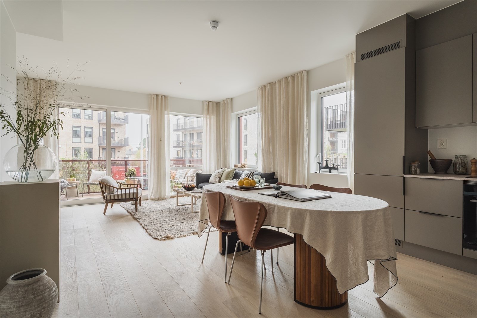 Velkommen til Ekebergveien 241 F - En flott 4-roms endeleilighet med lysinnslipp fra tre sider i populære Poppelhagen Galleribilde