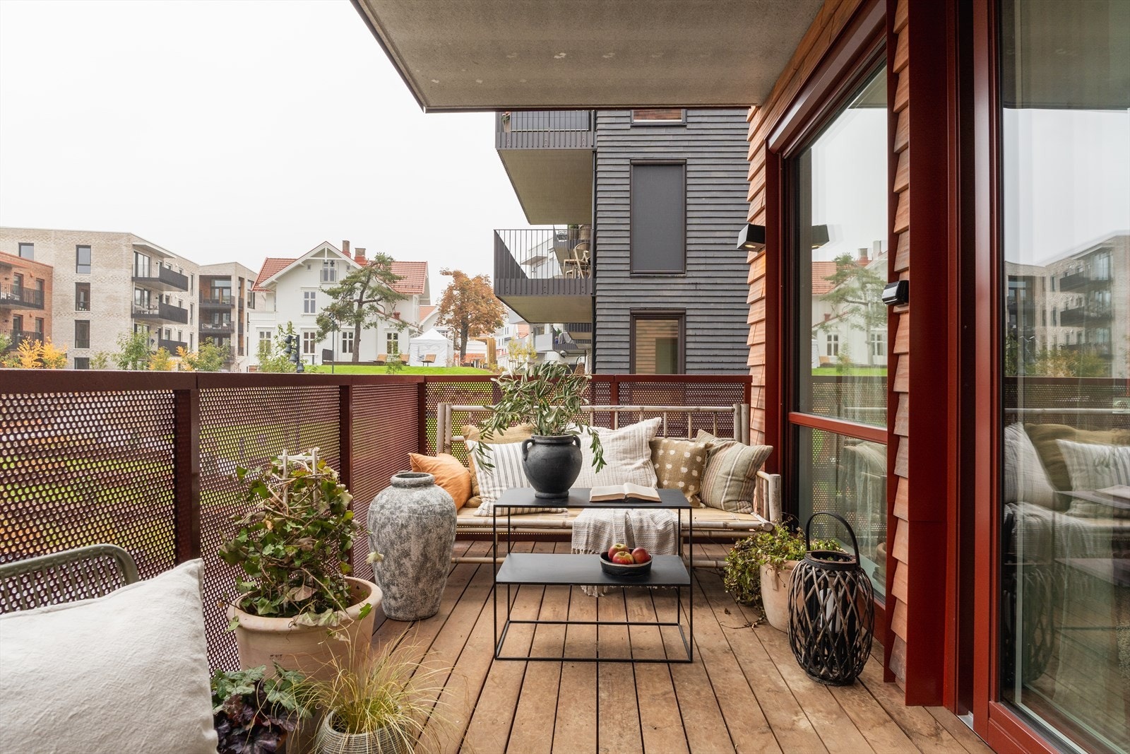 Balkongen er vestvendt med gode solforhold, og er overbygget - perfekt når regnet melder sin ankomst Galleribilde