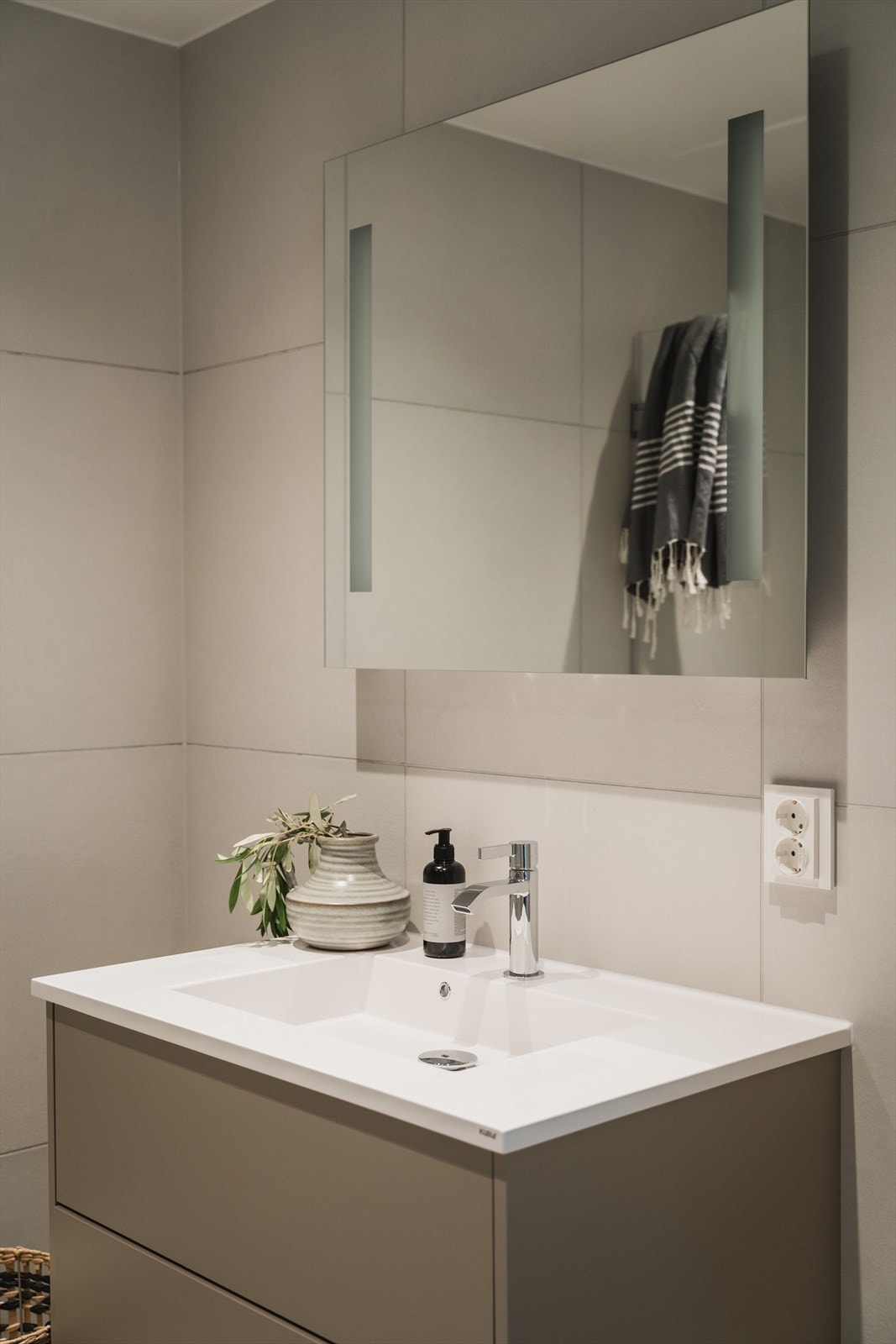 Heldekkende Kuma Square servant og speil tilpasset bredden på baderomsmøbelet Galleribilde