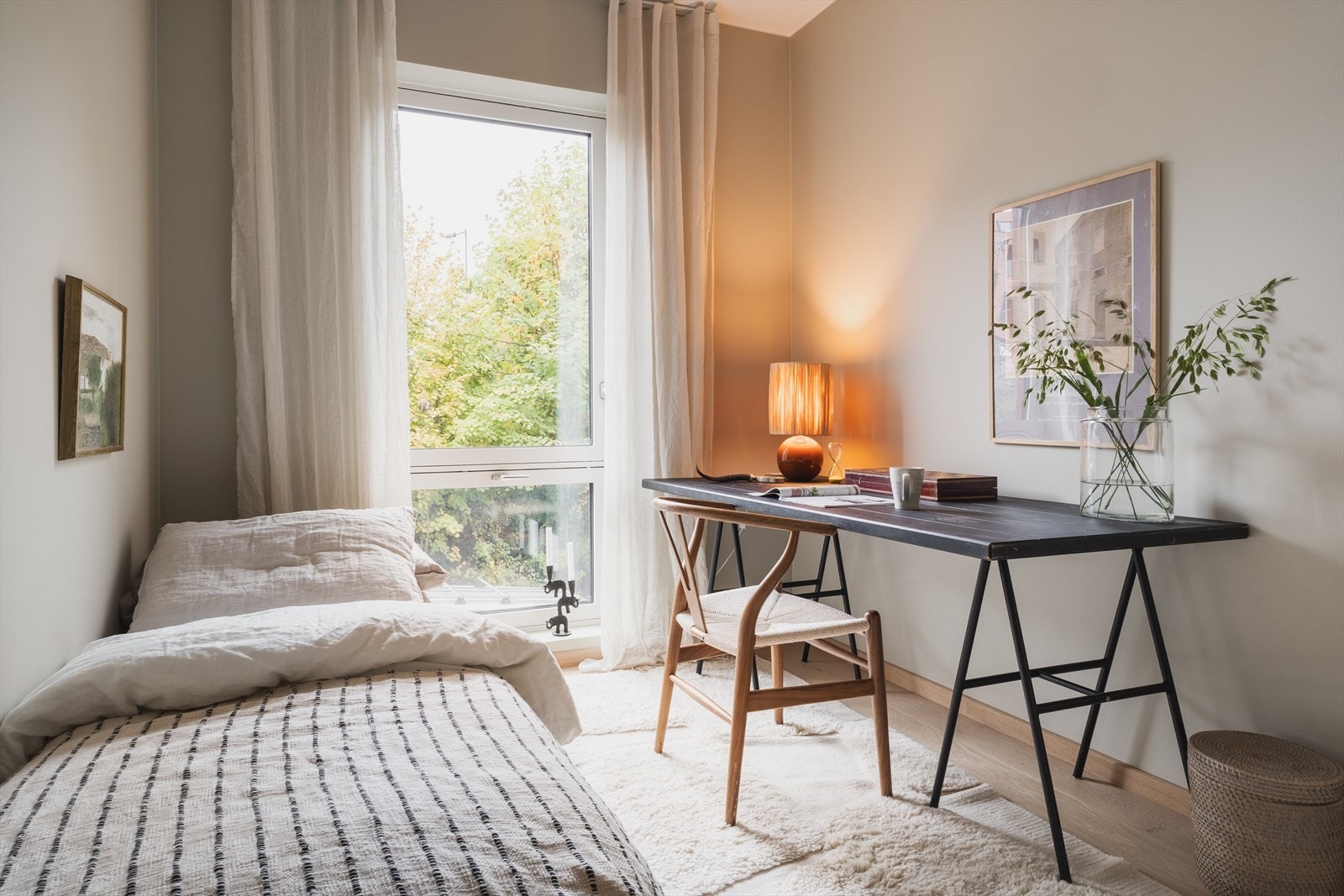 Soverom nr. 2 har plass til seng med tilhørende møblement - Rommet egner seg ypperlig som gjesterom eller kontor Galleribilde