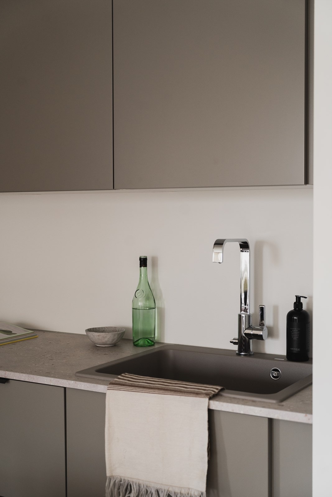 LED-belysningen under overskapene er både energieffektiv og praktisk! Galleribilde