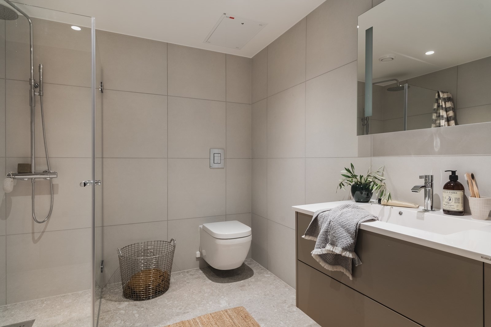 Baderomsspeilene er tilpasset bredden på innredningen, hvilket gir en ren og harmonisk finish Galleribilde