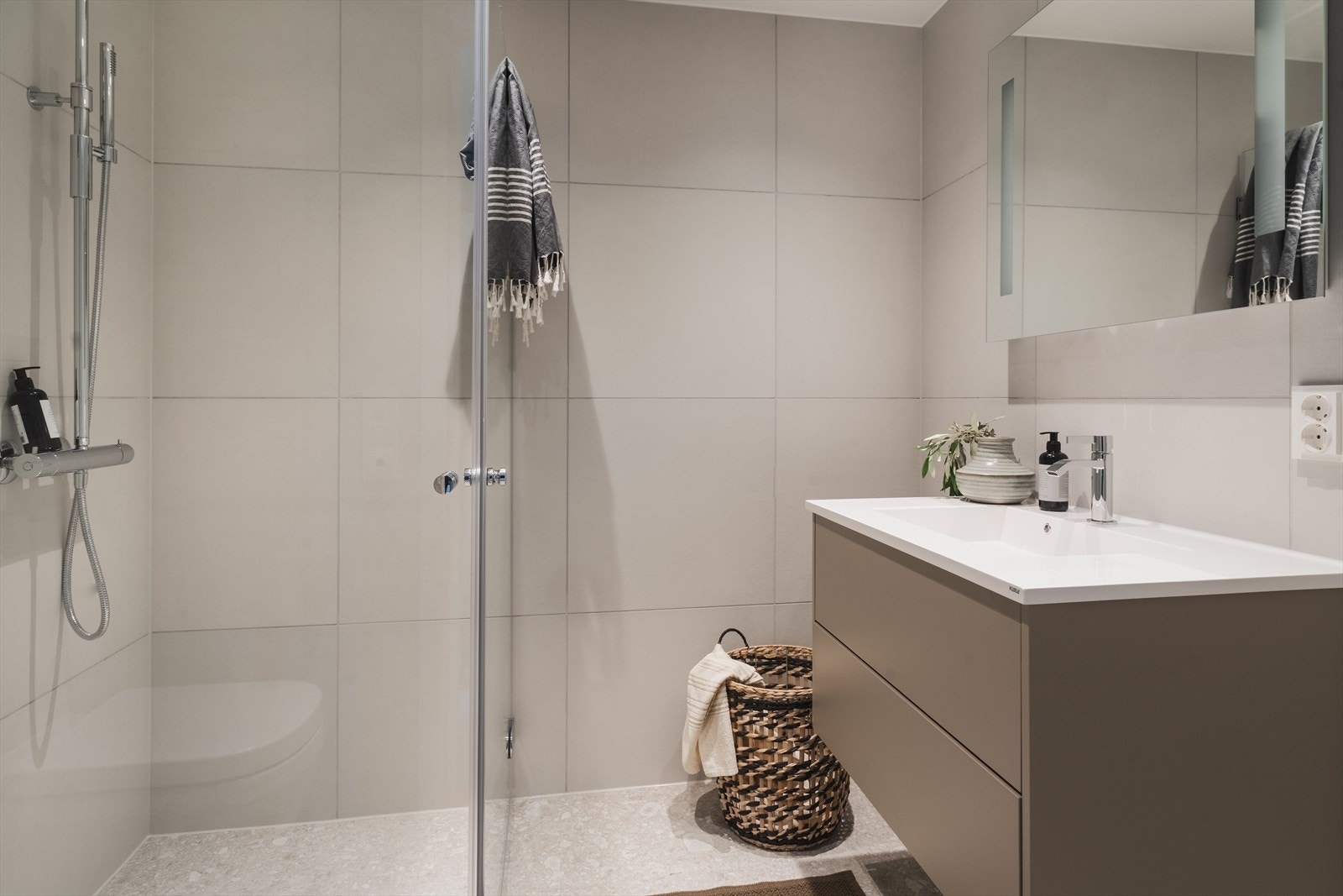 Det leveres delikate flislagte baderom med et moderne og lyst uttrykk Galleribilde