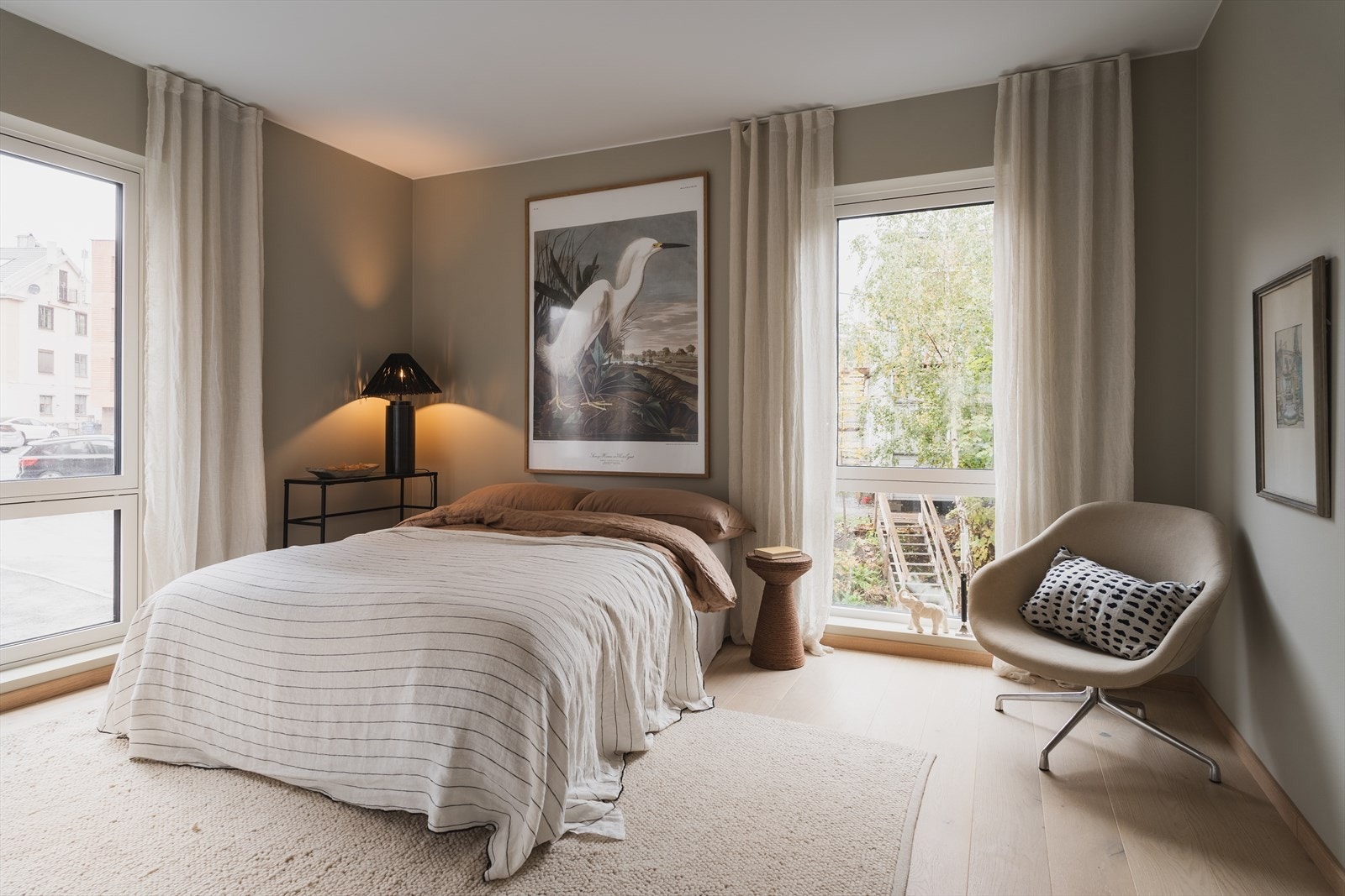 Leiligheten har tre gode soverom - ovedsoverommet har både walk-in garderobe og bad en-suite Galleribilde