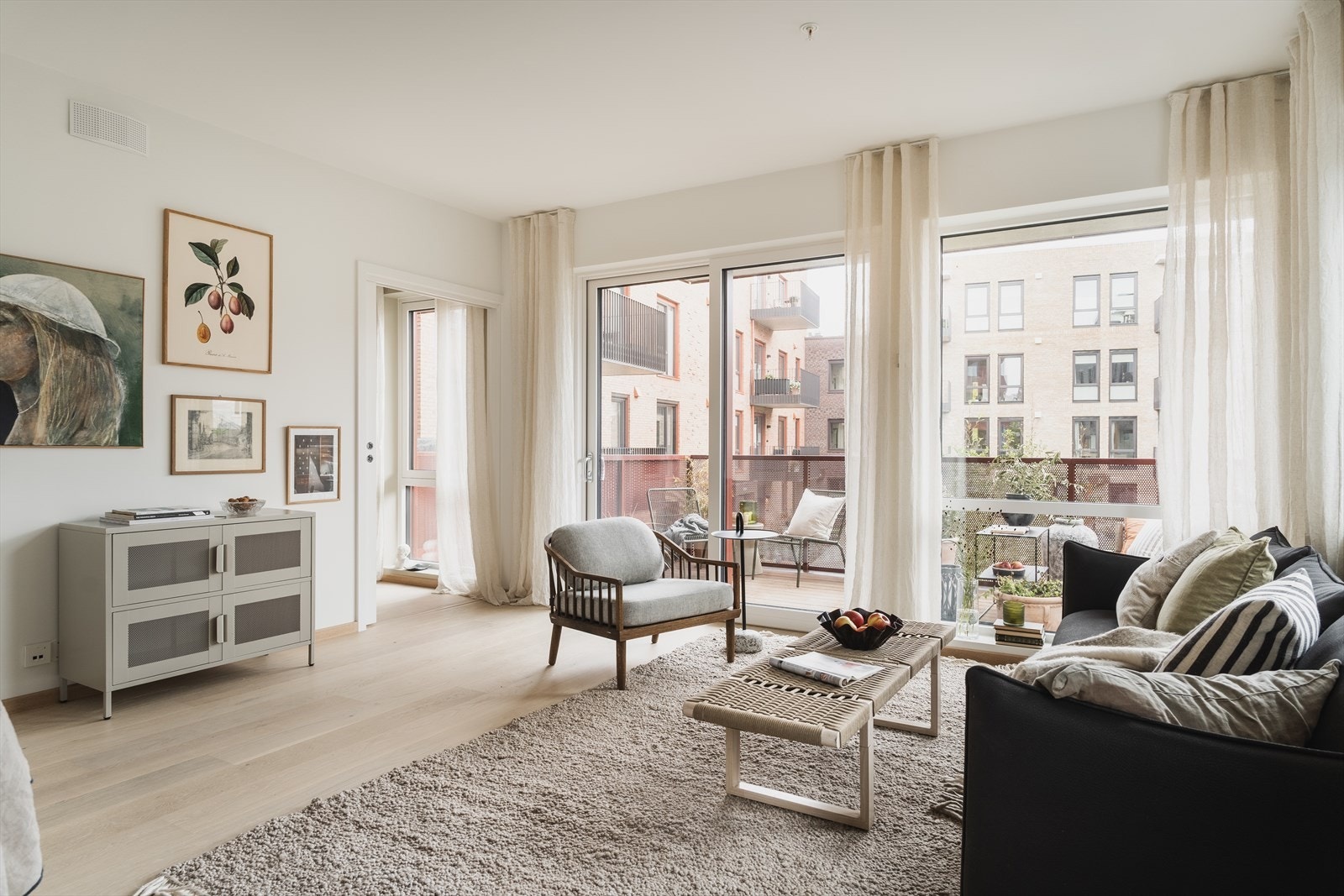 Leiligheten har store vindusflater som sikrer godt med naturlig lys Galleribilde