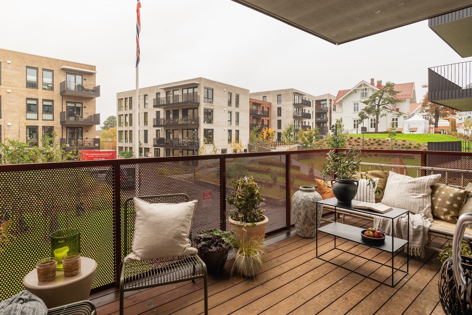 Balkongen kan deles inn i flere soner, og har plass til både loungegruppe og cafésett Galleribilde