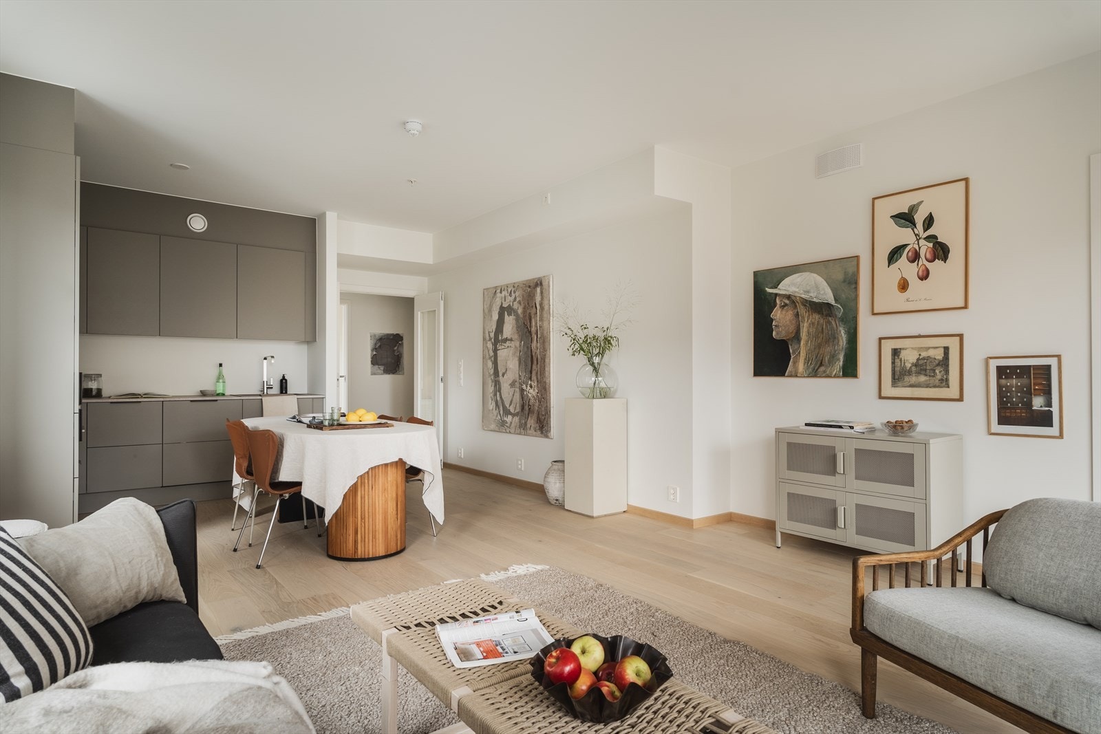 Leiligheten varmes opp via vannbåren gulvvarme på kjøkken, stue og i entré Galleribilde