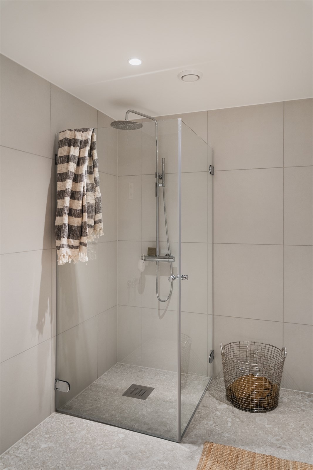 Badene har elektriske varmekabler i gulv Galleribilde