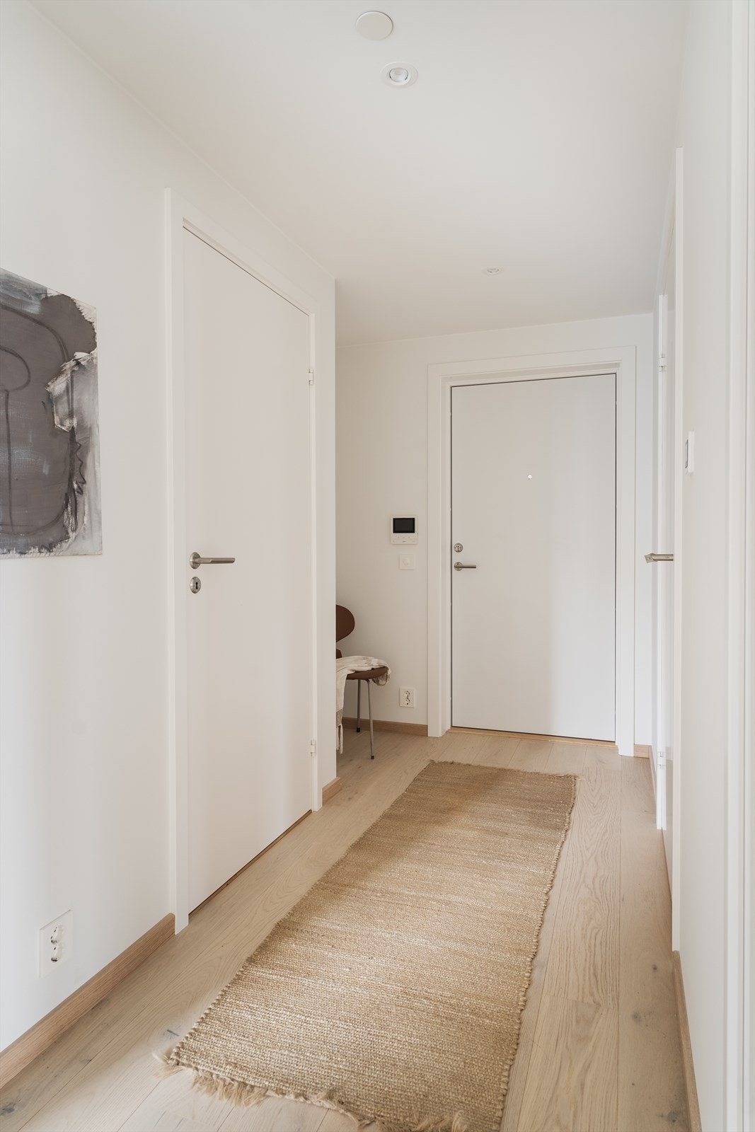 Leiligheten har en lys og innbydende entré Galleribilde