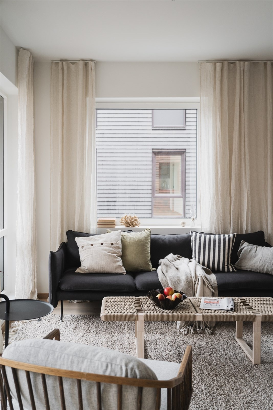 Det er god plass til sofaseksjon med tilhørende stuebord og mediemøblement Galleribilde