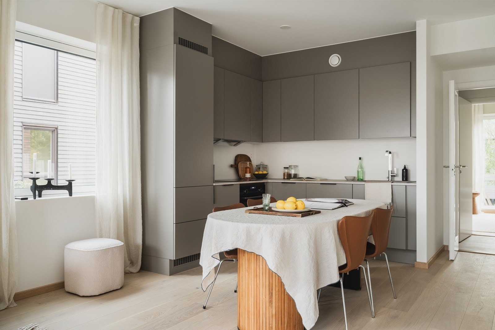 Kjøkken fra kvalitetsleverandøren HTH - der eleganse møter funksjonalitet Galleribilde