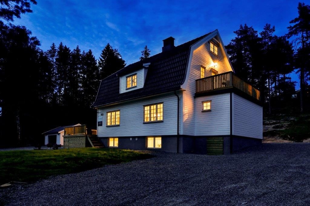 Bemerk at flere av bildene i markedsføringen av eiendommen er tatt ved et tidligere salg av eiendommen, avvik kan derfor forekomme. Konferer megler. Galleribilde