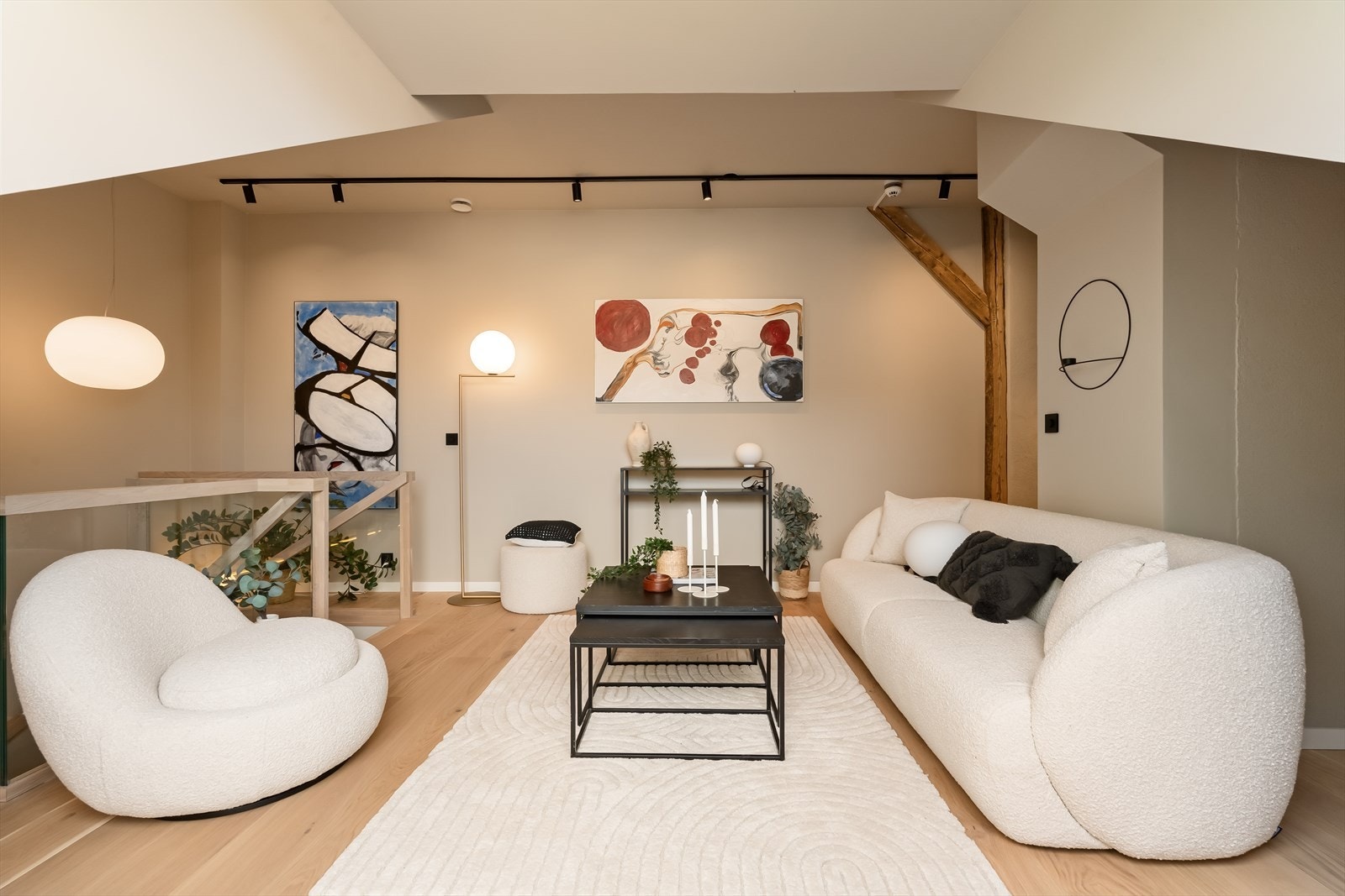 Leiligheten fremstår svært tidsriktig med delikate fargevalg og 1-stavs parkett på gulv. Galleribilde