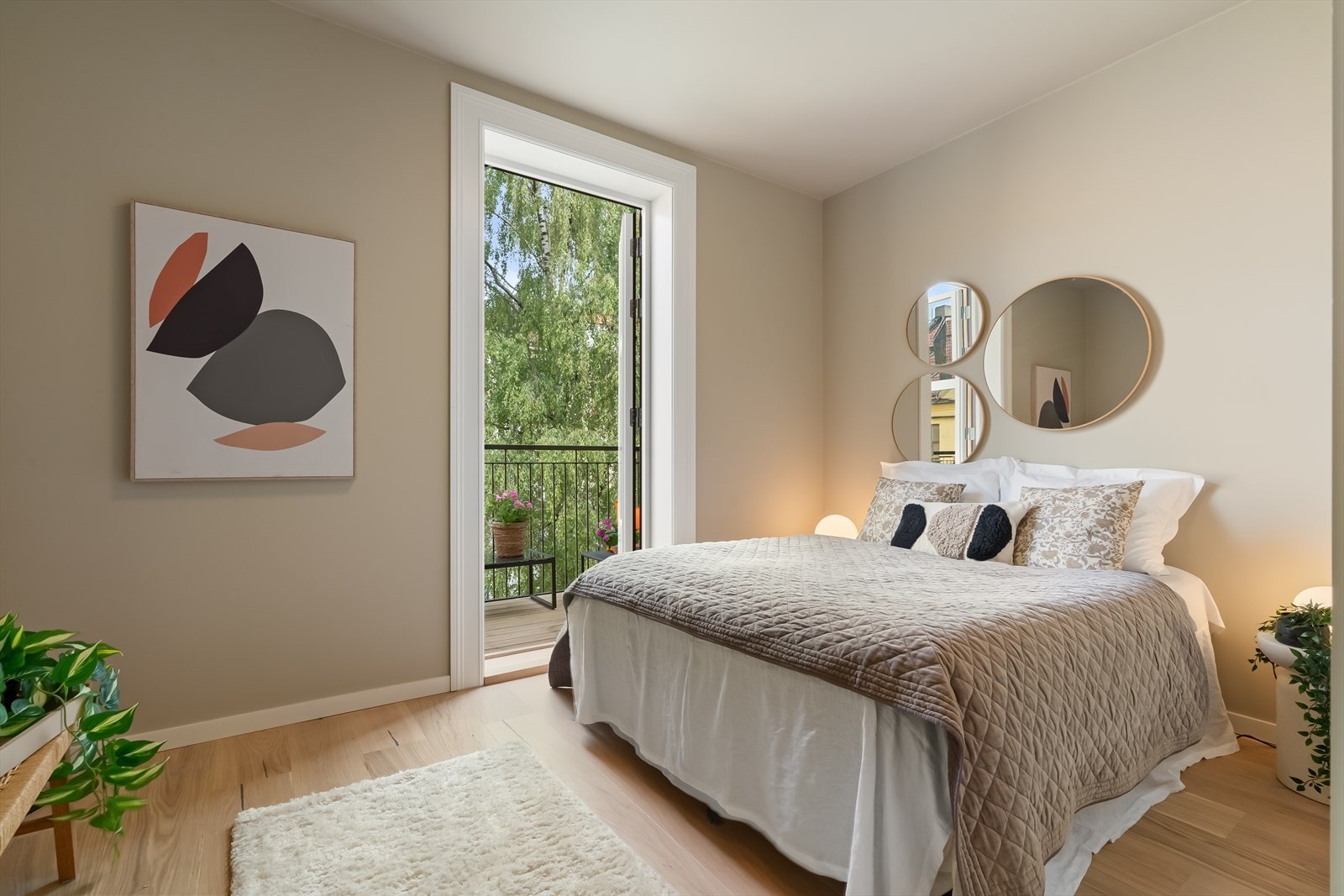 Romslig hovedsoverom med balkong og plass til garderobe Galleribilde