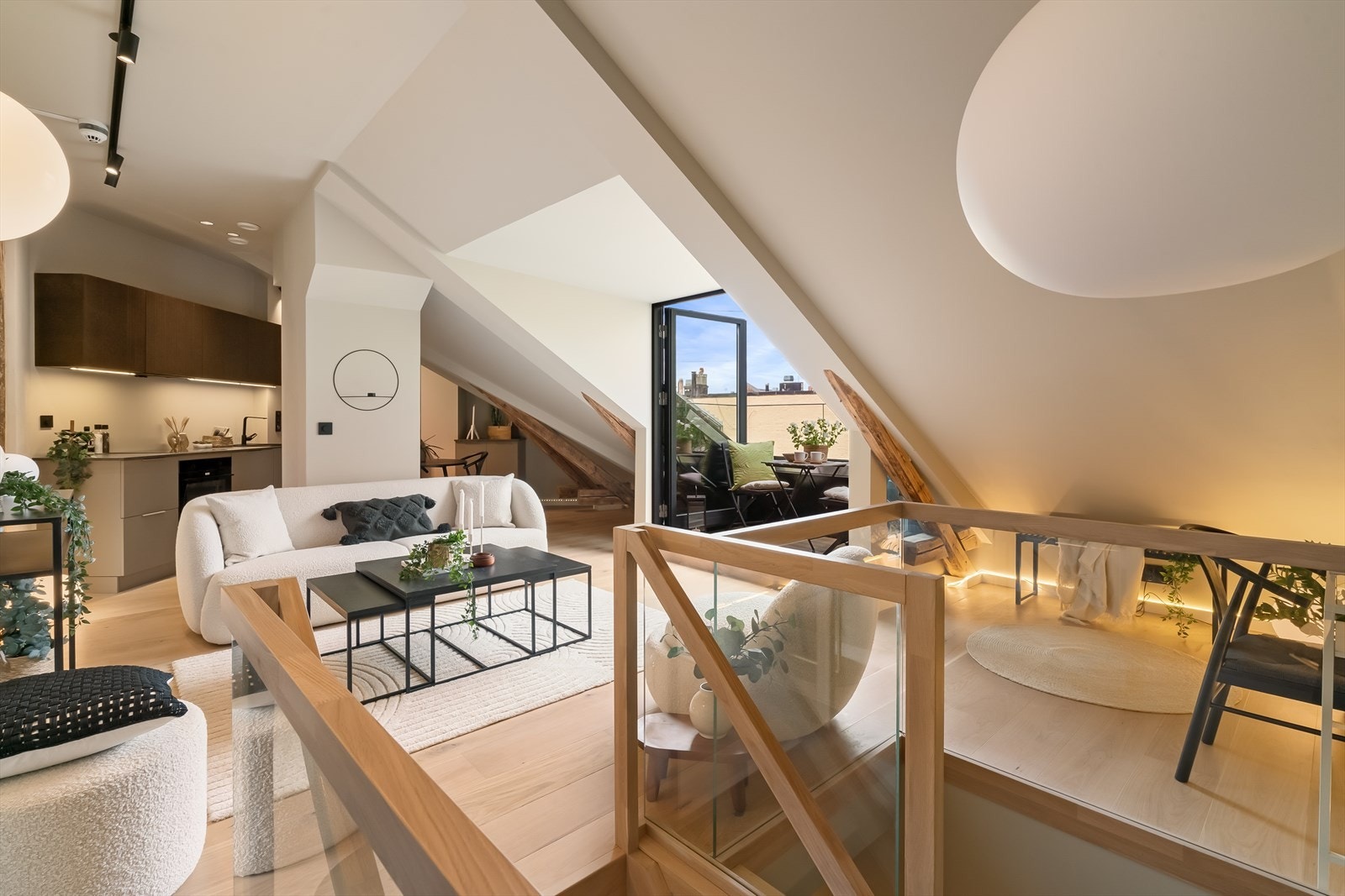 Gjennomtenkte løsninger med flotte materialvalg. Leiligheten har lamper fra Flos og Elko+. Galleribilde