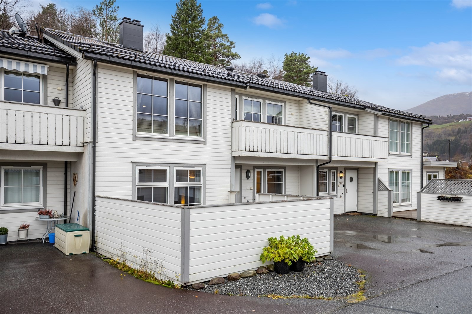 Boligen ligger i midten, nede i 6-mannsbolig. Parkering rett utenfor. Galleribilde