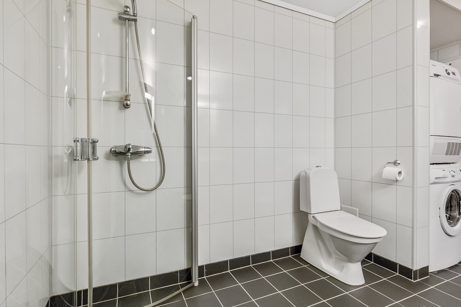 Lyst og fint baderom. Galleribilde