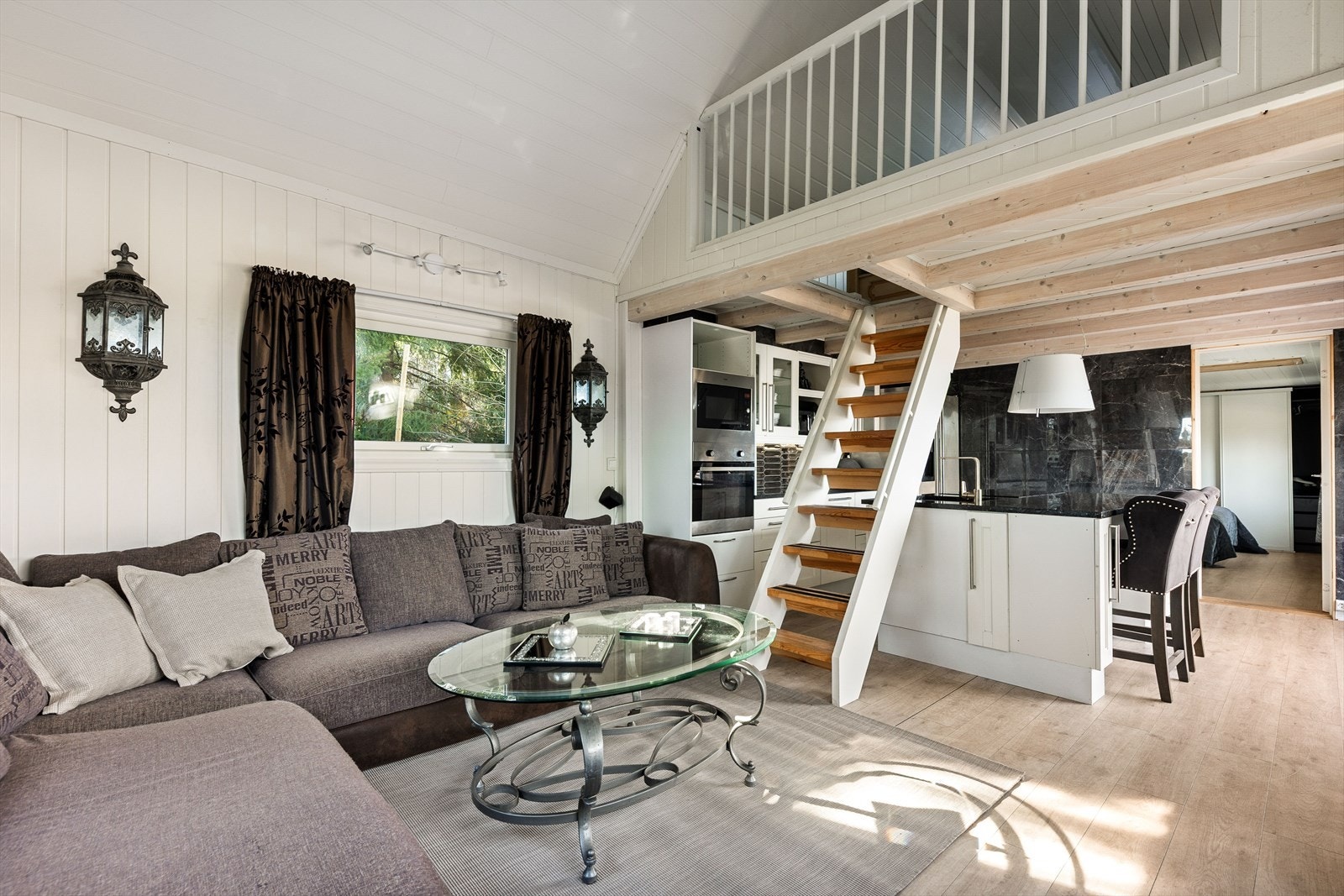 Stue og kjøkken i åpen løsning Galleribilde