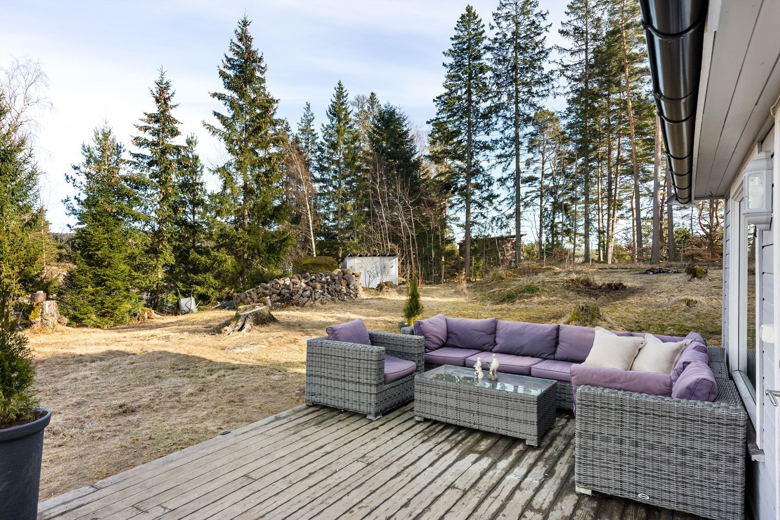 Variert terreng og vakre omgivelser. Barnevennlig med flater til lek og opphold. Galleribilde