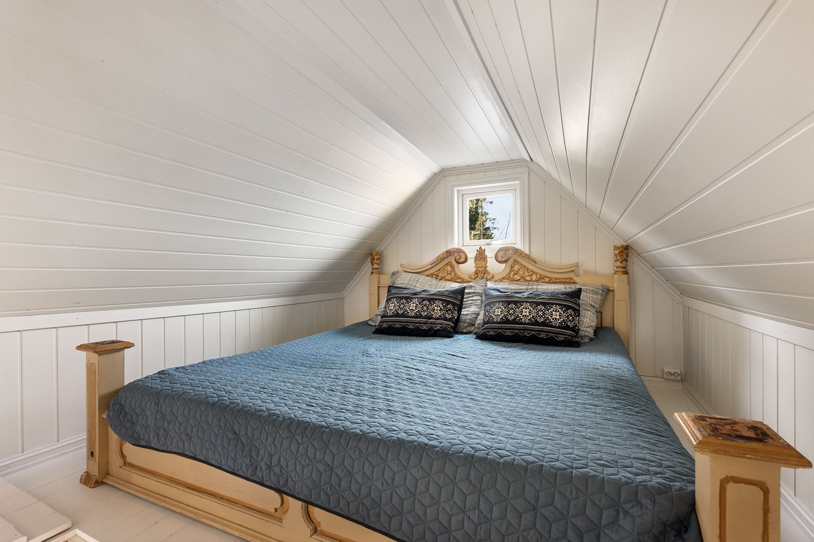 Hems med ekstra soveplass - gir praktisk overnatting for gjester eller barn, men er ikke godkjent som soverom. Galleribilde