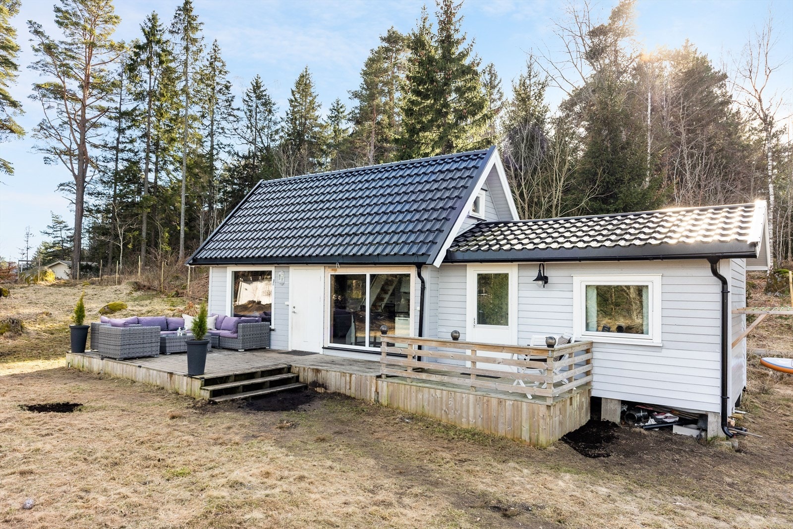 Klassisk hyttestil med liggende trekledning. Lavmælt og naturlig innpasset i terrenget. Galleribilde