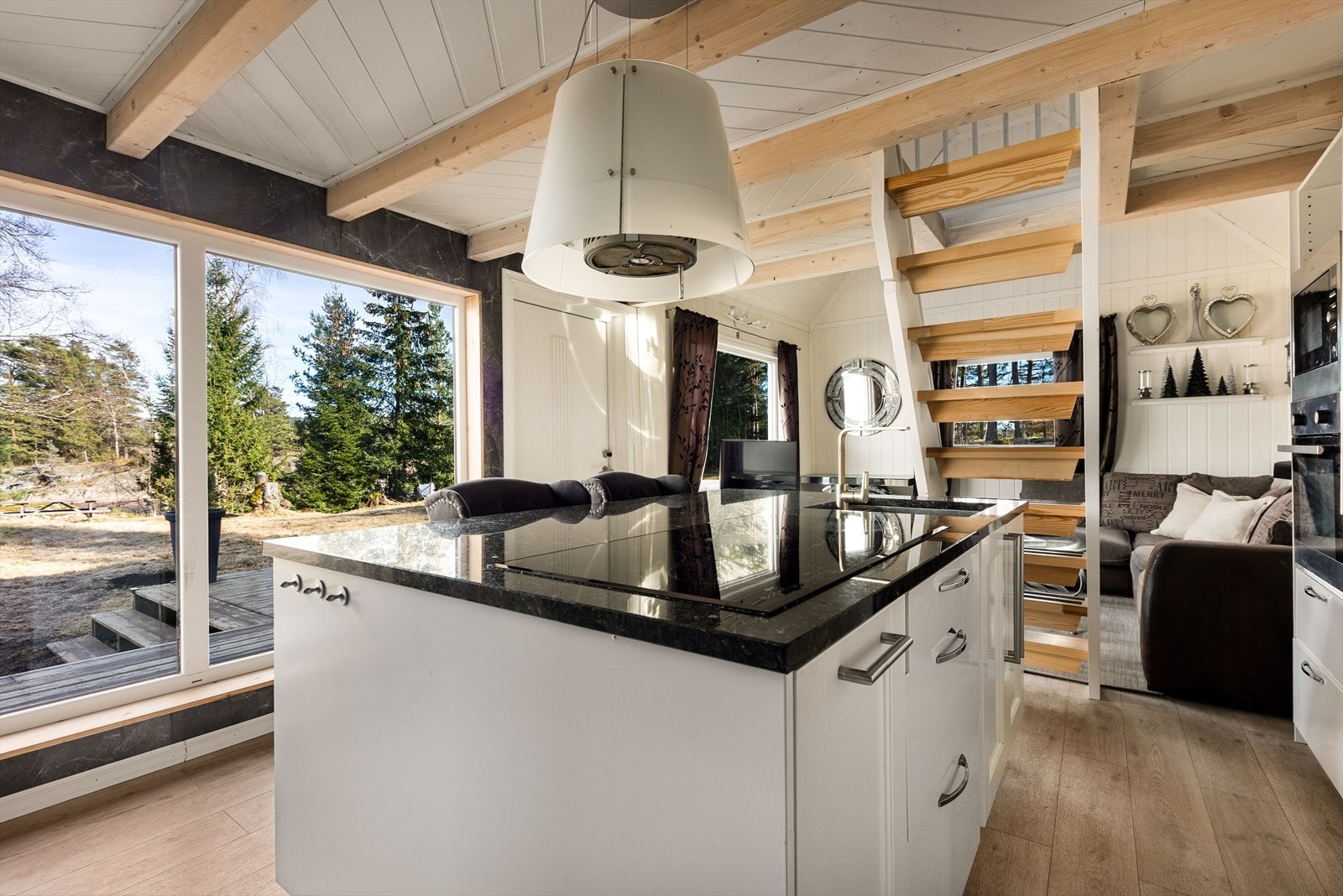 Store vinduer slipper inn mye naturlig lys Galleribilde