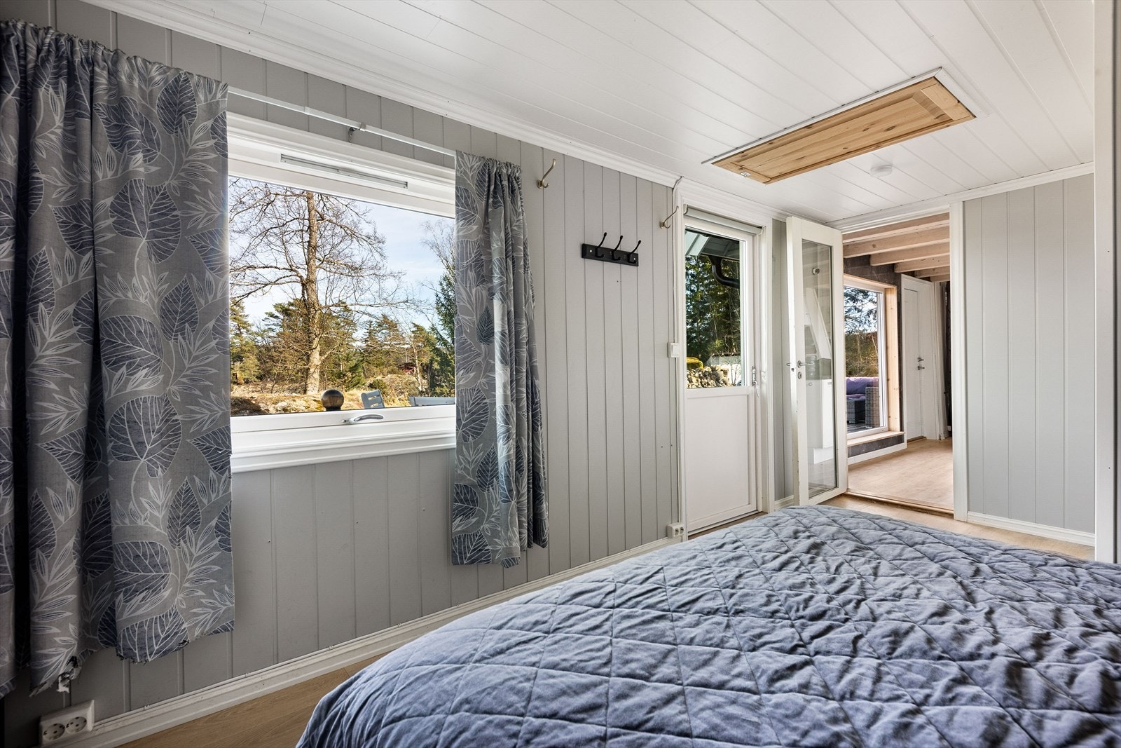 Soverommet vender mot rolige omgivelser. Vinduer gir naturlig lys og ventilasjon. Galleribilde