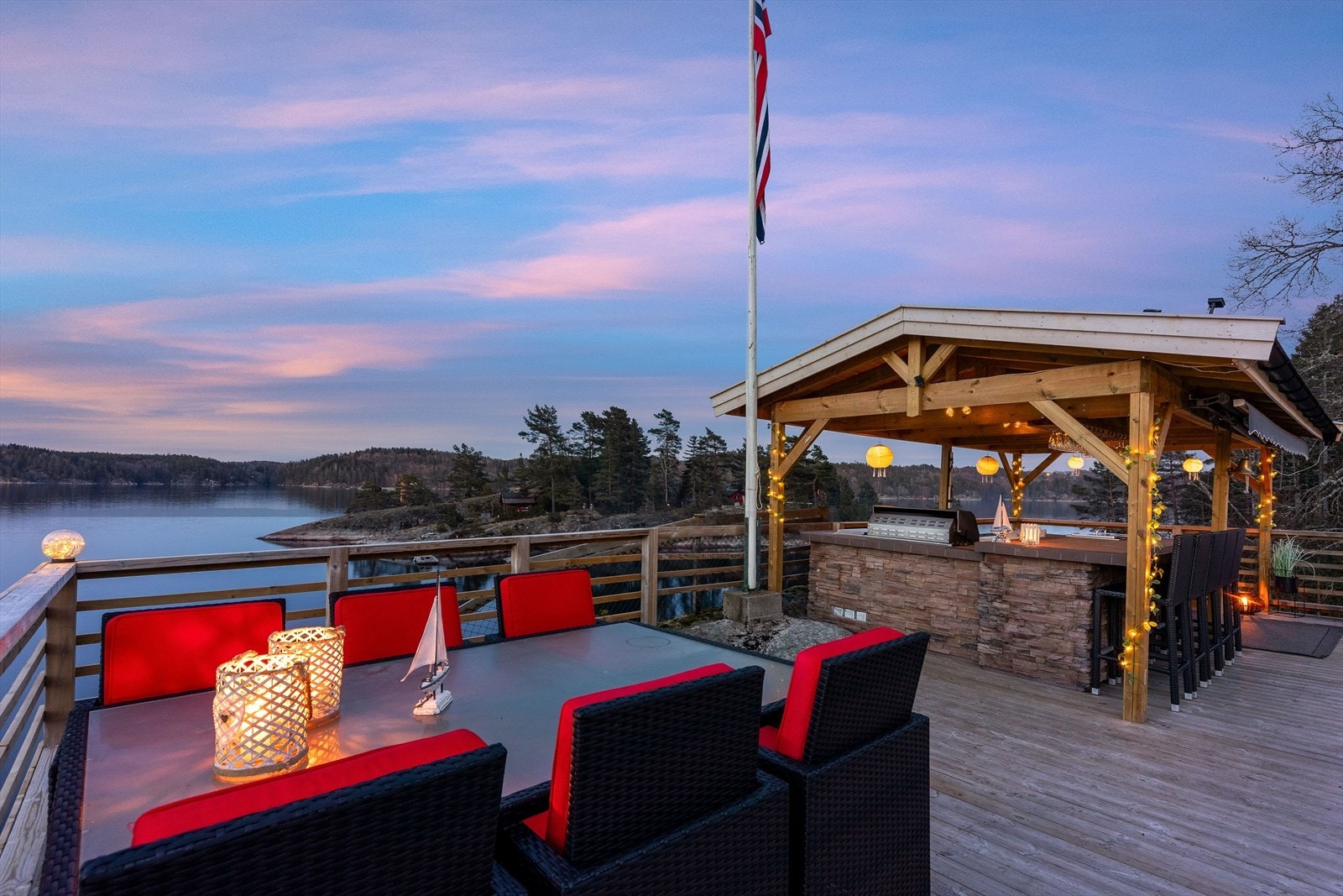 Sosial sone i det fri - her har man alt en trenger for å samle familie og venner rundt mat, sol og utsikt Galleribilde