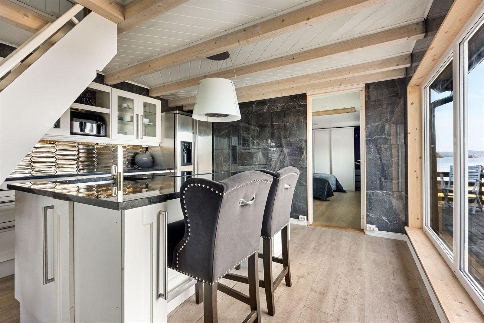 Lyst og funksjonelt . Rikelig med skapplass i overskap og skuffer. Galleribilde