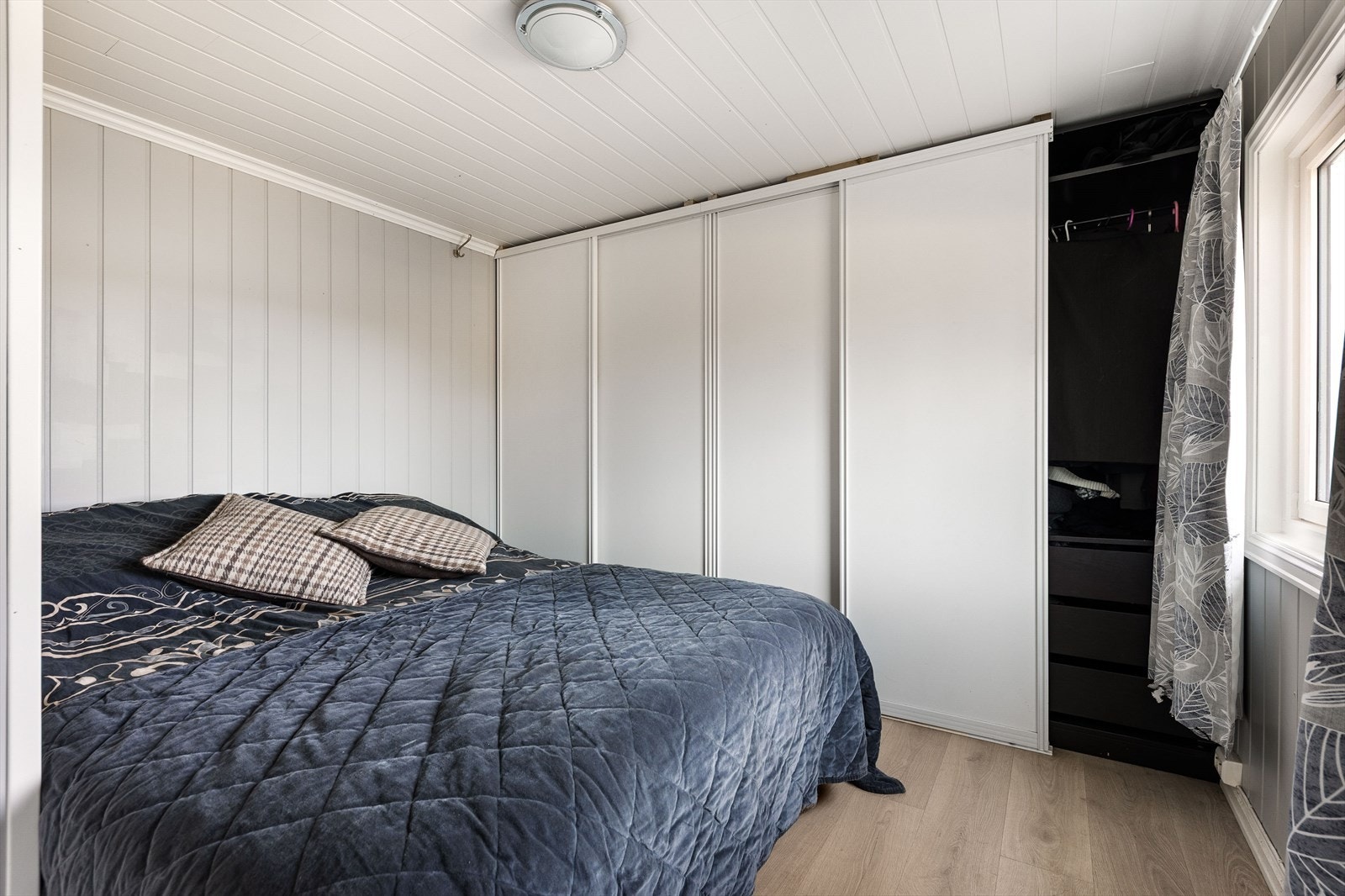 Ett soverom med plass til dobbeltseng. Vegger i trepanel - gir lun hyttestemning. Galleribilde