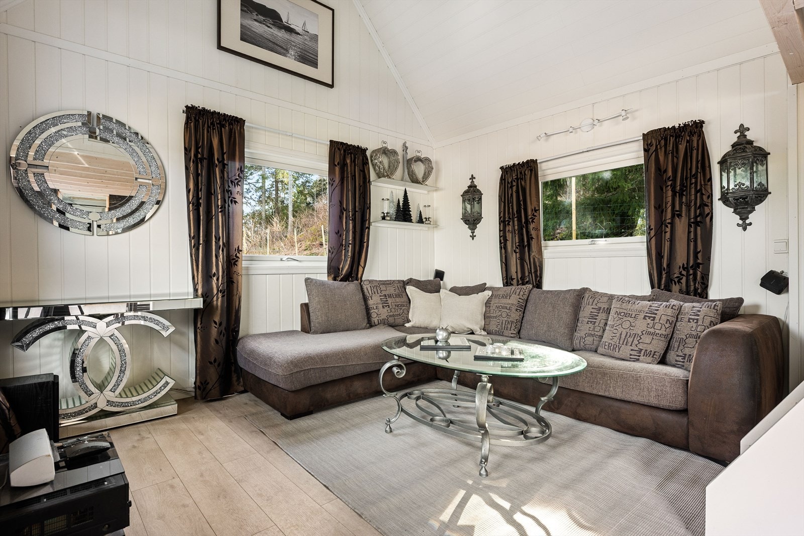 God takhøyde gir luftig romfølelse Galleribilde