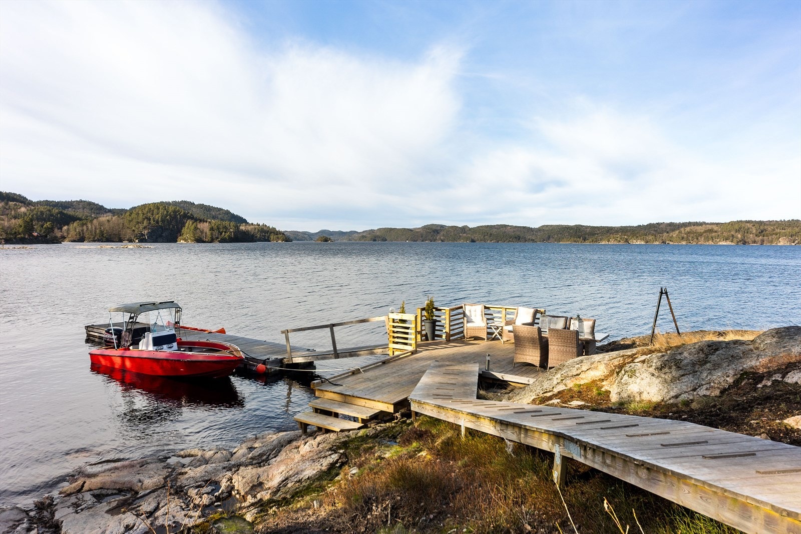 Direkte tilgang til vannet og egen brygge. Galleribilde