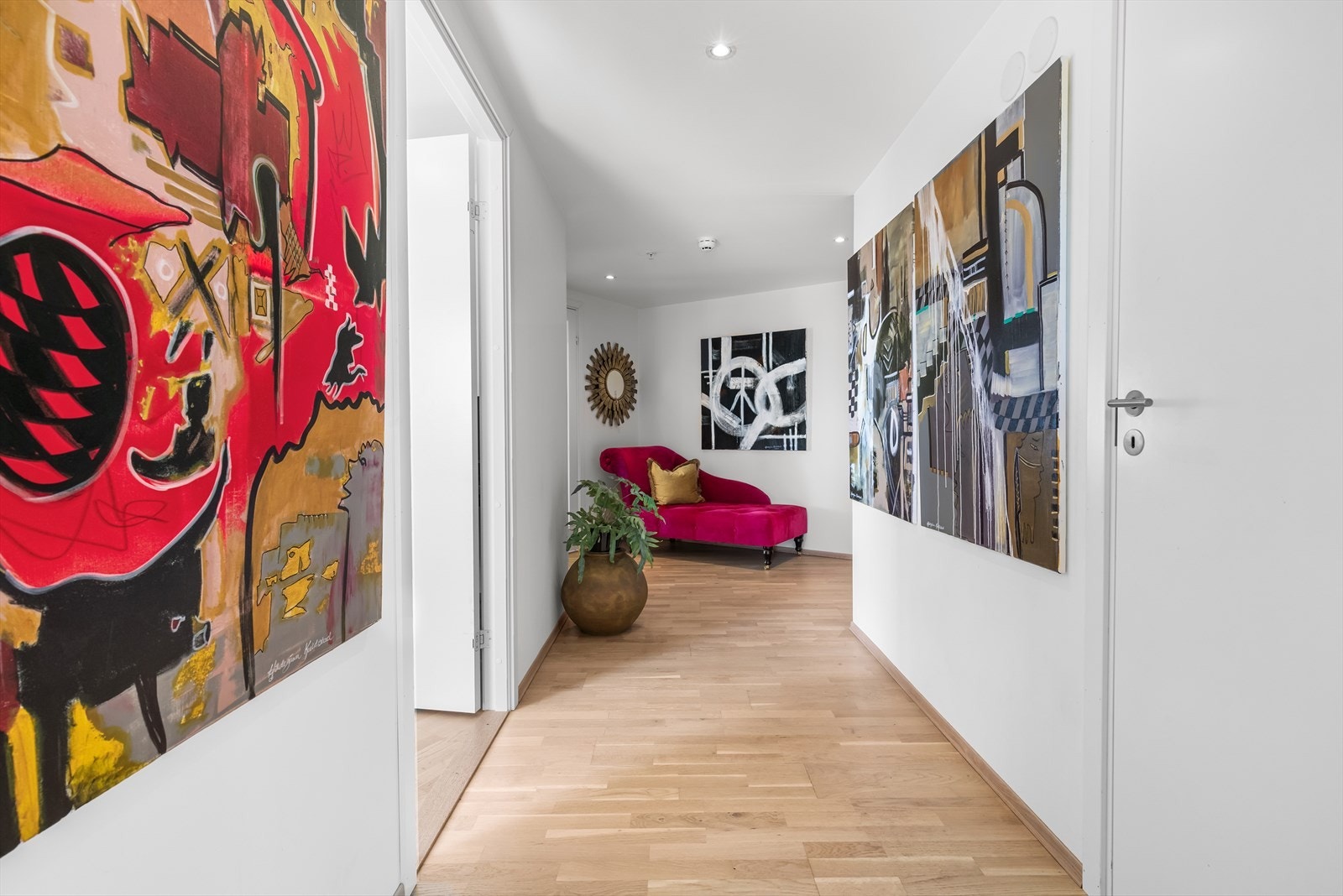 Gangen er av god størrelse og fører til hoveddelens baderom, to av soverommene og stue/kjøkken. Galleribilde